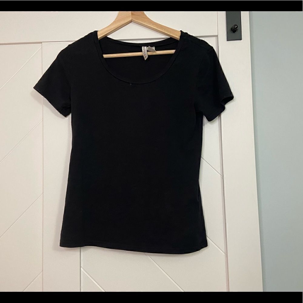 Basic H&M tee - Picture 1 of 3